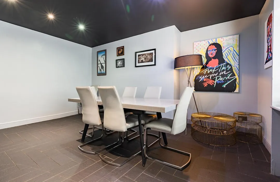 Swan Street Suite Sleeps 23-1